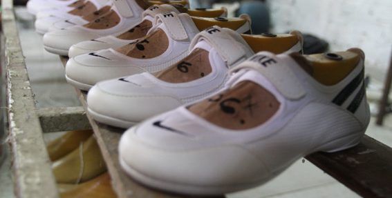 Aseguran dos inmuebles en que se fabricaban tenis falsificados