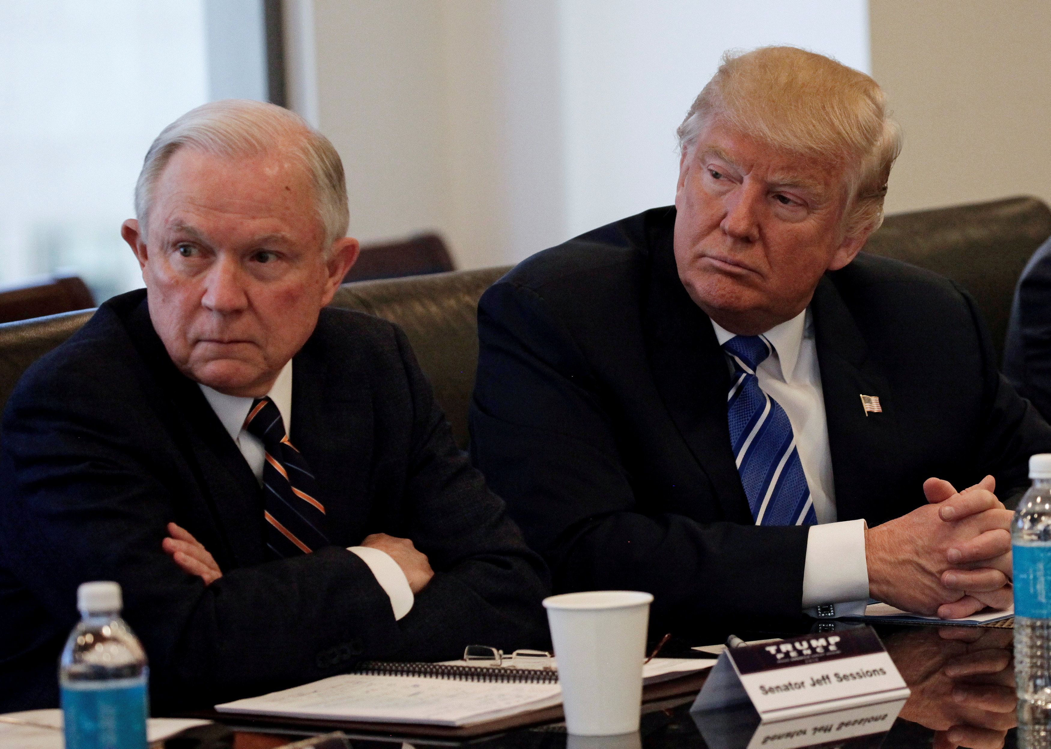 Pertenecer a una pandilla sería causal de deportación en Estados Unidos - Trump-Sessions