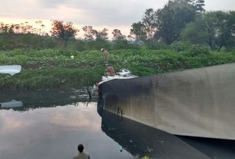 Buscan a conductor accidentado en canal de carretera Chapala