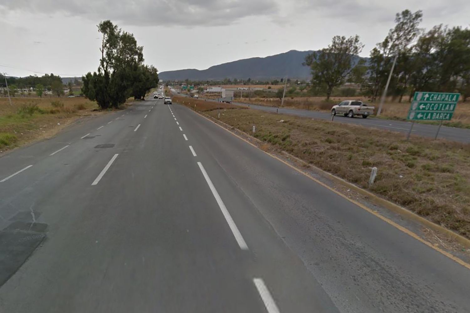 Buscan a conductor accidentado en canal de carretera Chapala - VOLCADURA-Carretera-Chapala-foto-de-Proyecto-Diez