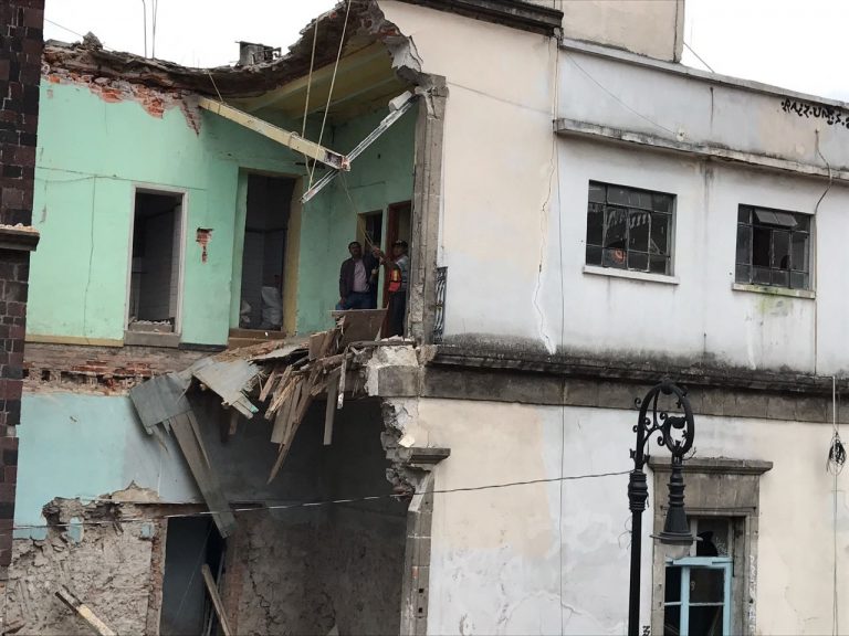 Lluvias derrumban edificio histórico en Donceles