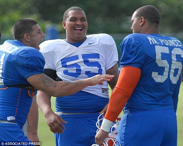 Estrellas del futbol americano visitaron a Aaron Hernández en la cárcel - aaron-hernandez-1