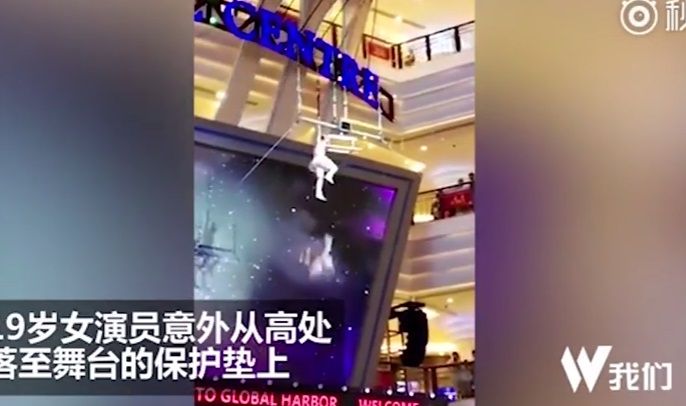#Video Acróbata cae en centro comercial de China y sobrevive