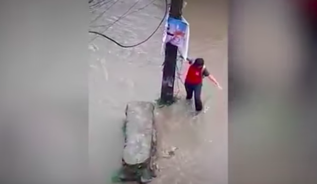 Joven sobrevive milagrosamente luego de caer a una alcantarilla en Nepal