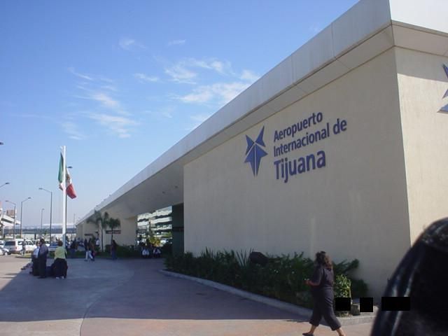 Aseguran a pasajero con cuatro metralletas en Aeropuerto de Tijuana - aeropuerto-internacional-tijuana