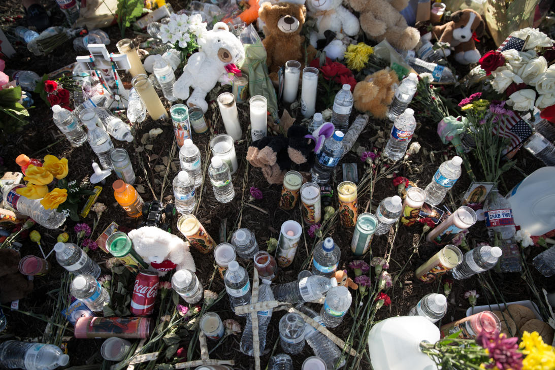 Instalan altar en memoria de migrantes muertos en tráiler - altar-texas
