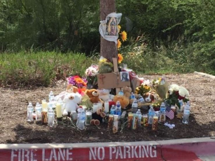 Instalan altar en memoria de migrantes muertos en tráiler Instalan altar en memoria de migrantes muertos en tráiler