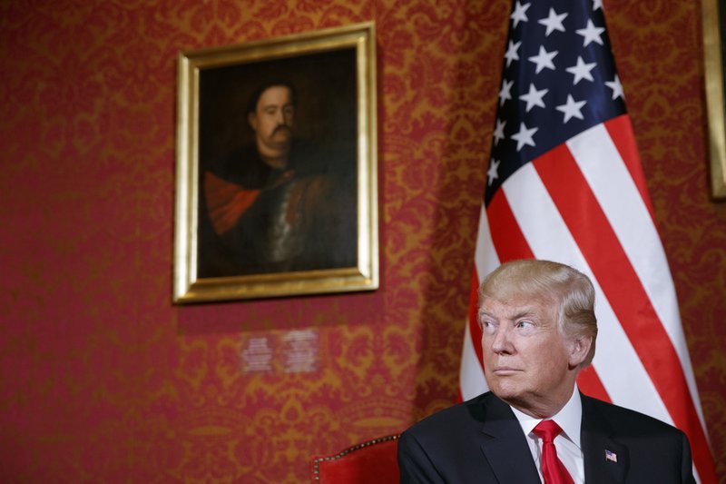 Trump admite que Rusia pudo interferir en las elecciones - ap-varsovia-3