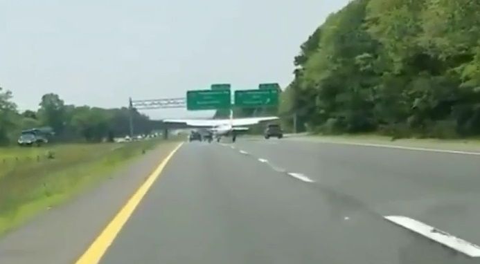 #Video Avión pequeño aterriza en carretera de Long Island