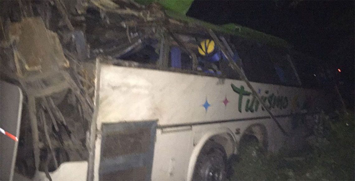 Volcadura de autobús en Oaxaca deja 16 lesionados