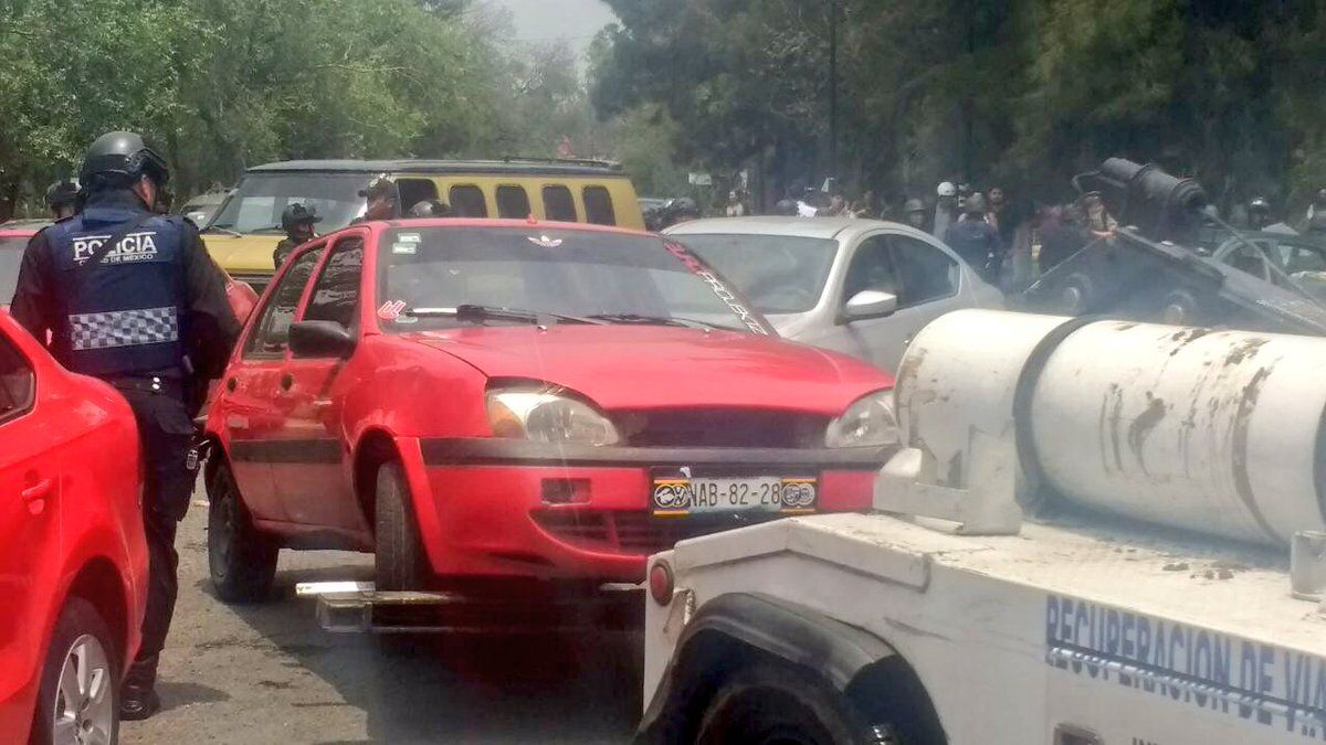 Detienen a dos durante funeral de "El Ojos" - auto-rojo-tlahuac