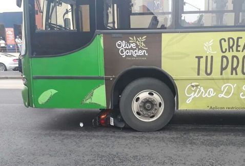 Camión arrolla motoneta en Reforma