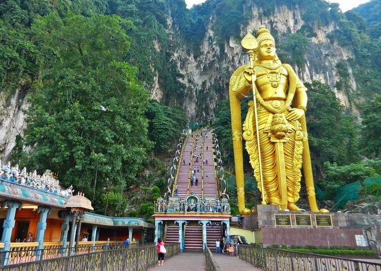 Prohíben "Despacito" en Malasia - batu-caves-kuala-lumpur-malasia-bloggers-de-viaje-e1500560814158