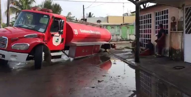 Camión de bomberos cae en socavón en Veracruz