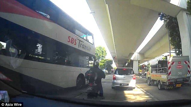 #Video Autobús arrolla a grupo de motociclistas
