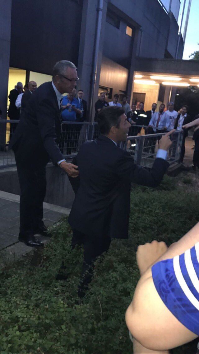 Herrera debuta en eliminación del Rangers de Europa League - caixinha-con-fanáticos-escoceses