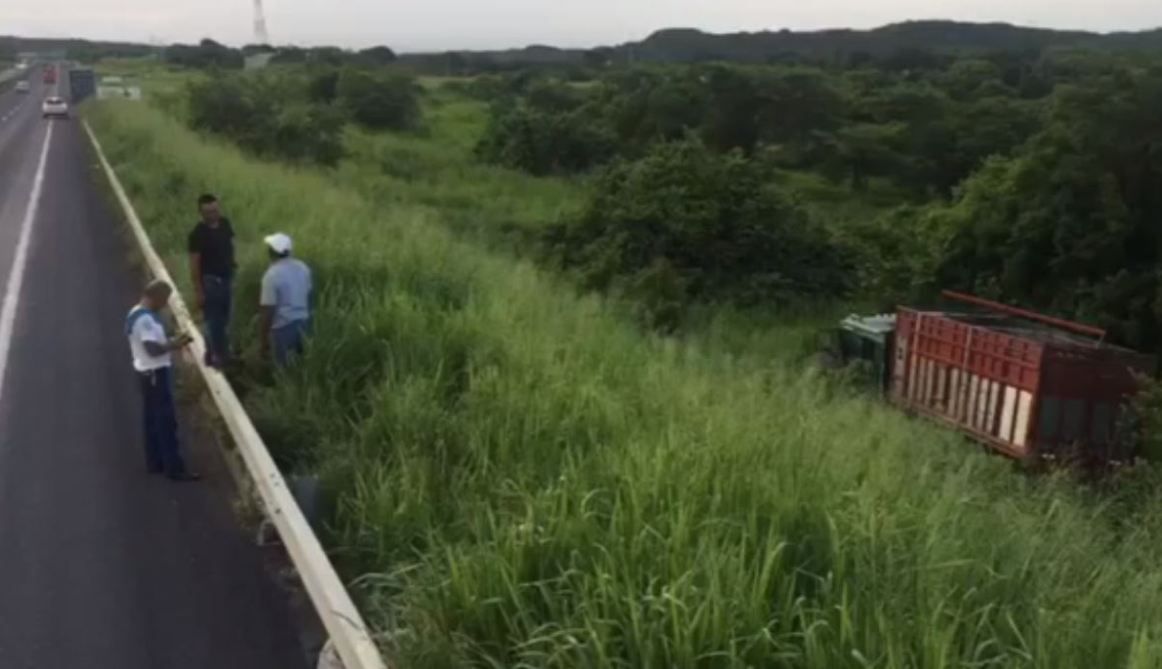 Camión despista para evitar choque contra tráiler