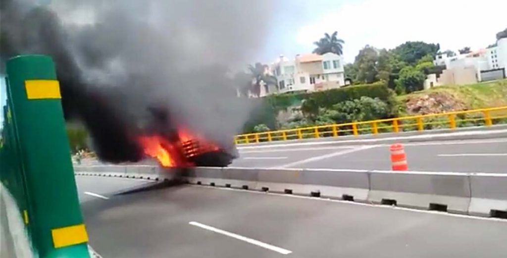 Camioneta se incendia en Paso Express de Cuernavaca - camioneta-1-1024x521