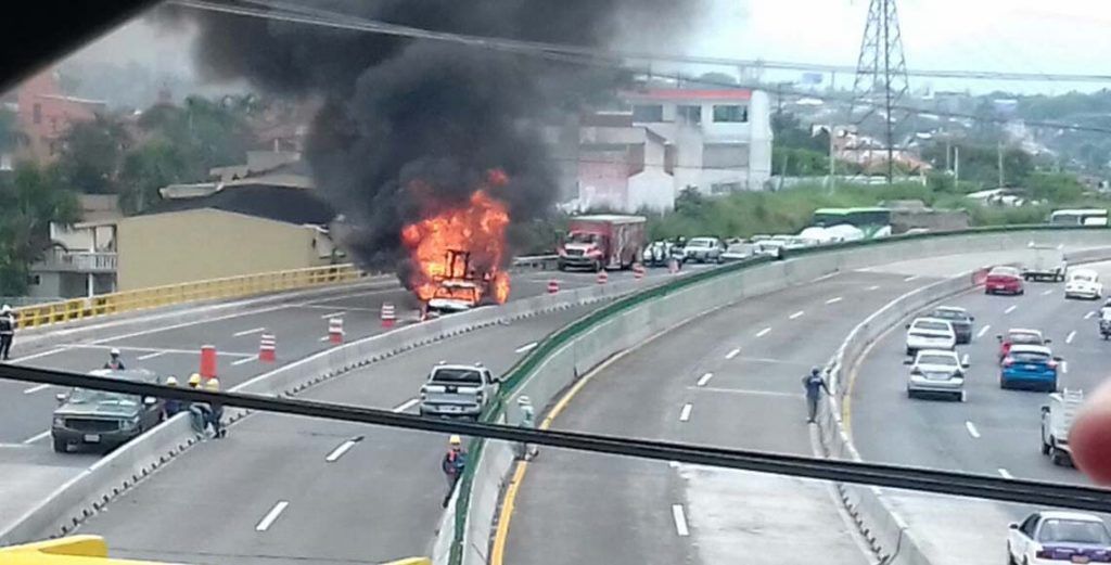 Camioneta se incendia en Paso Express de Cuernavaca - camioneta-paso-exprés-1024x521