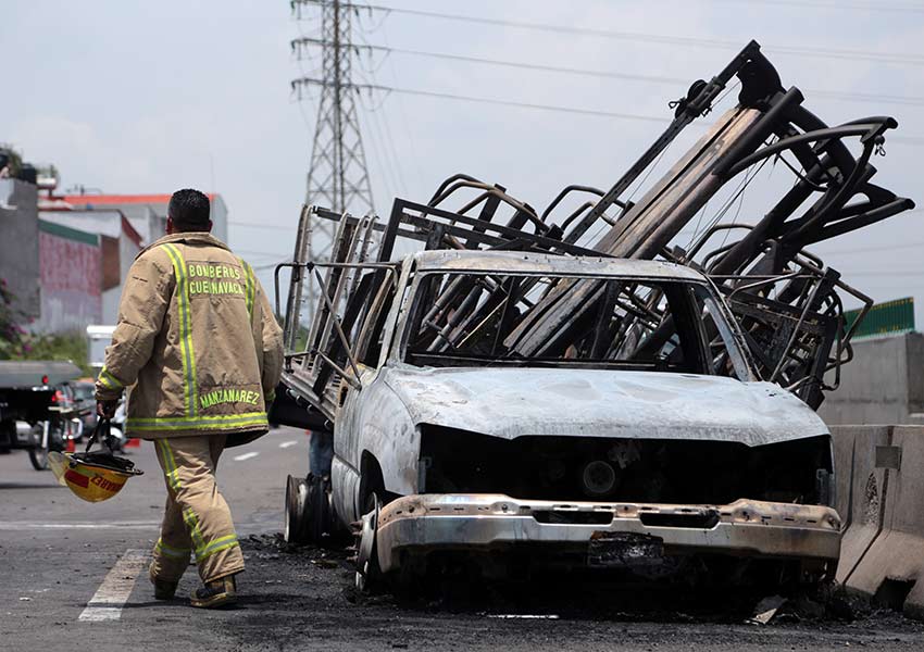 Camioneta se incendia en Paso Express de Cuernavaca - camioneta-quemada-en-paso-express