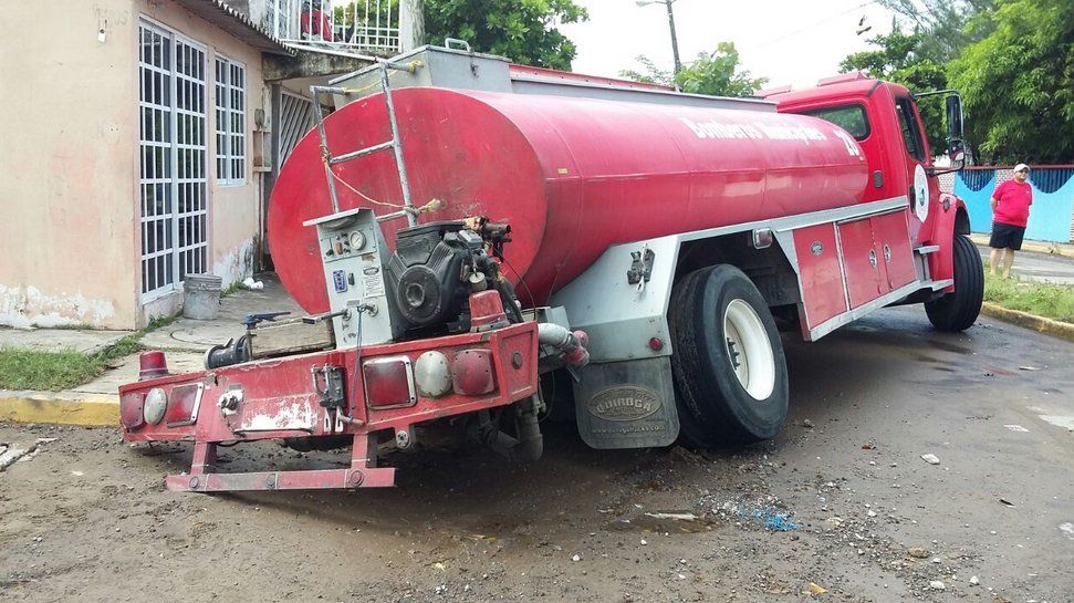 Camión de bomberos cae en socavón en Veracruz - camión-en-socavón