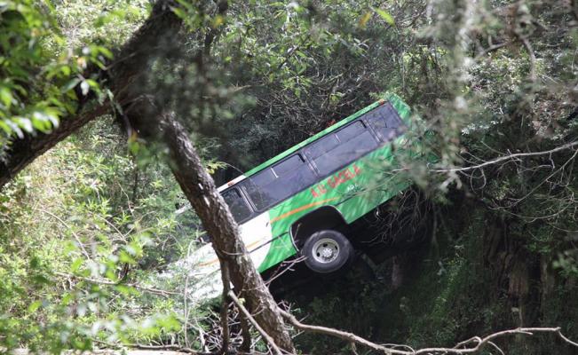 Caída de camión por barranca en Estado de México deja siete lesionados