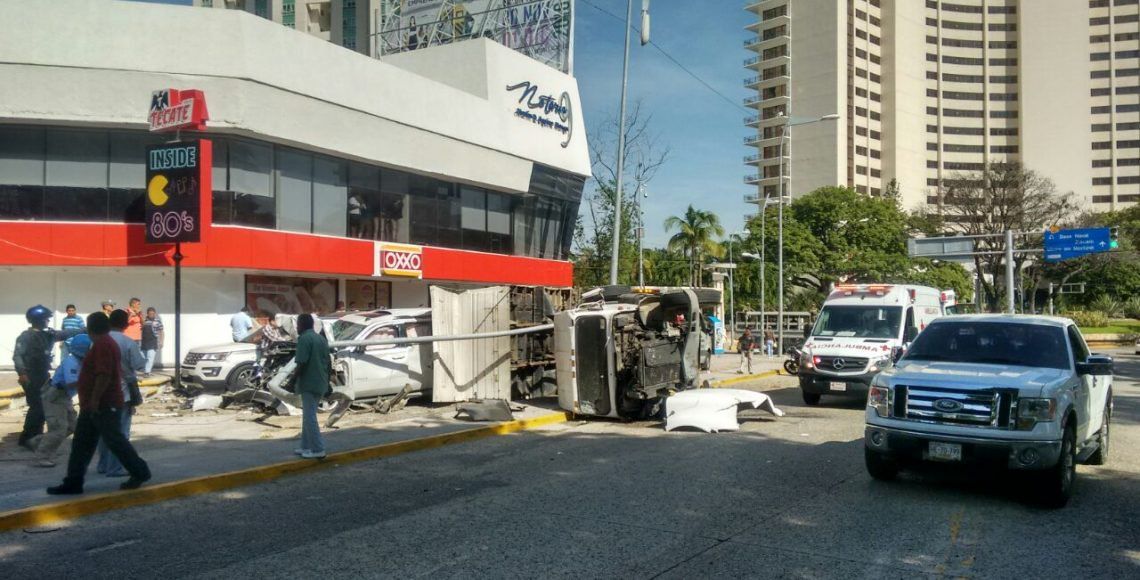 Camión de volteo provoca carambola en Acapulco y deja siete heridos - carambola-