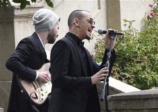 Retiran cuerpo de Chester Bennington de su casa - chester-bennington-cornell