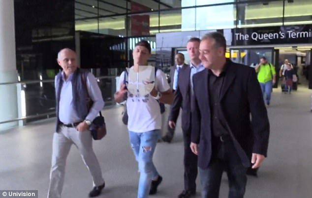 Chicharito llega a Londres - chicharito-londres-3