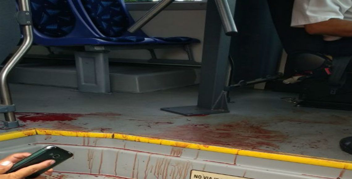 Balean a conductor de Acabús en terminal El Coloso