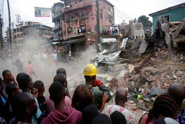 Mueren ocho personas al derrumbarse edificio en Nigeria