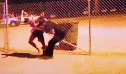 #Video Sujeto trata de escapar con su hija de 2 años tras volcar su auto