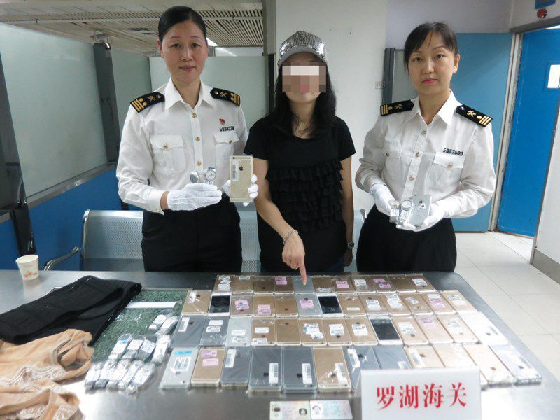 Mujer intenta cruzar aduana con 102 iPhones pegados al cuerpo - contrabando-de-iphone