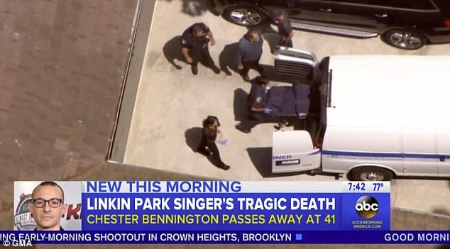 Retiran cuerpo de Chester Bennington de su casa - cuerpo-chester-bennington-GMA