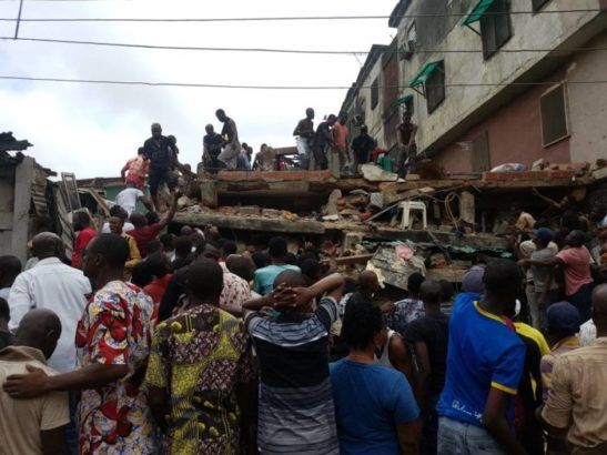 Mueren ocho personas al derrumbarse edificio en Nigeria - derrumbe-edificio-lagos