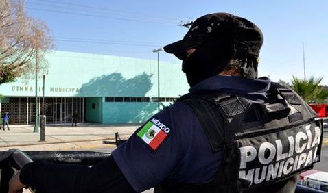 Policías de Torreón golpean a joven con bebé en brazos