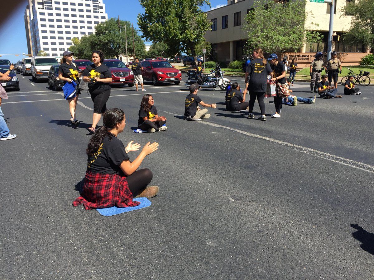Detienen a 15 en Texas en protesta a favor de "dreamers" - dreamers-austin