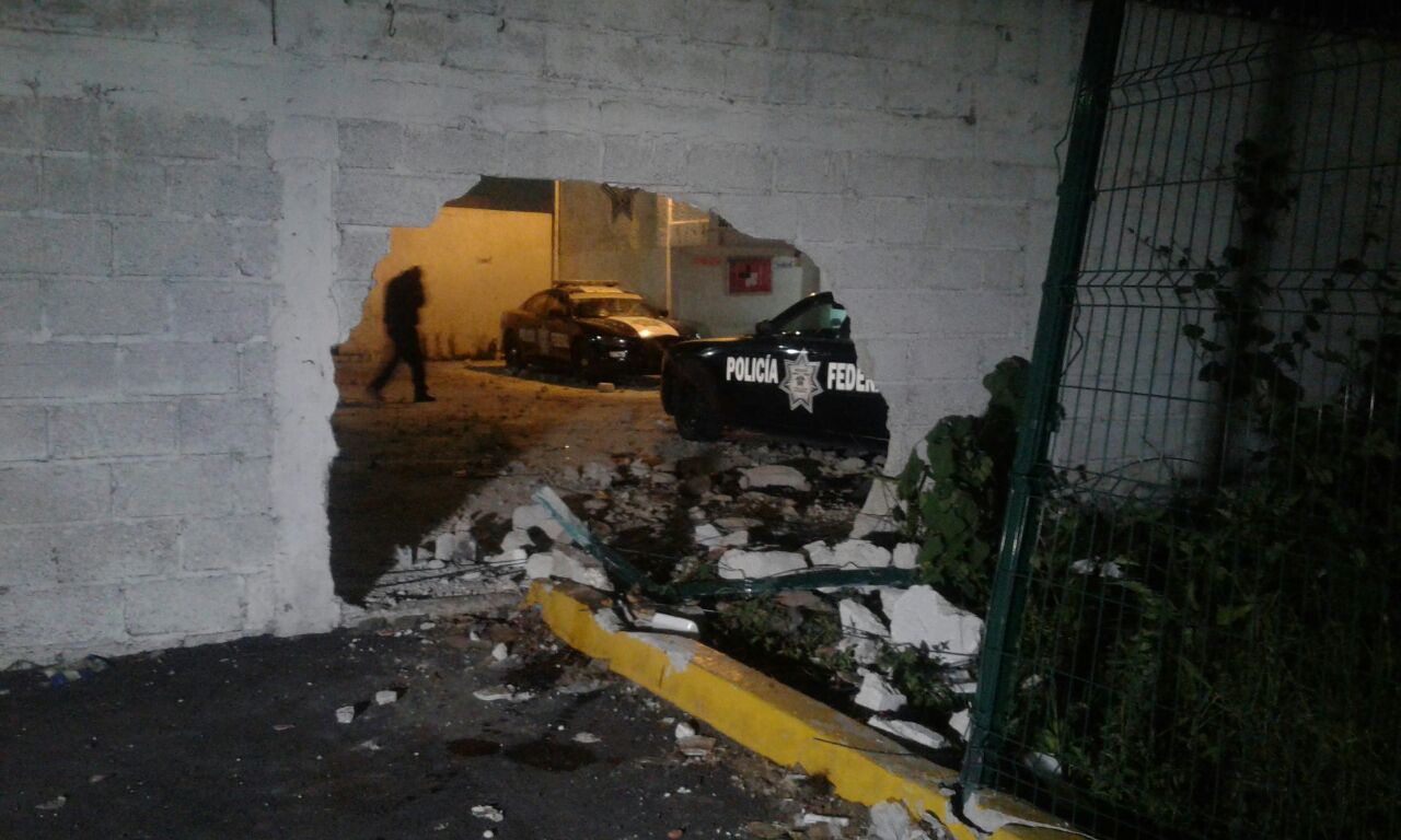 Conductor ebrio choca contra base de la PF en la México-Puebla