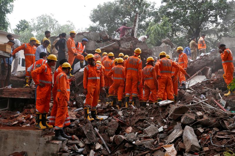 Derrumbe de edificio en India deja al menos seis muertos