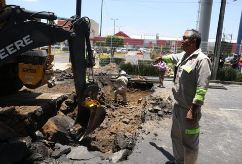 Se hunde carpeta asfáltica en Eduardo Molina