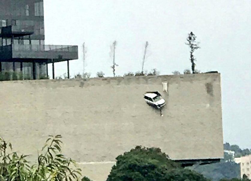 Camioneta colgó de estacionamiento en Bosques de las Lomas