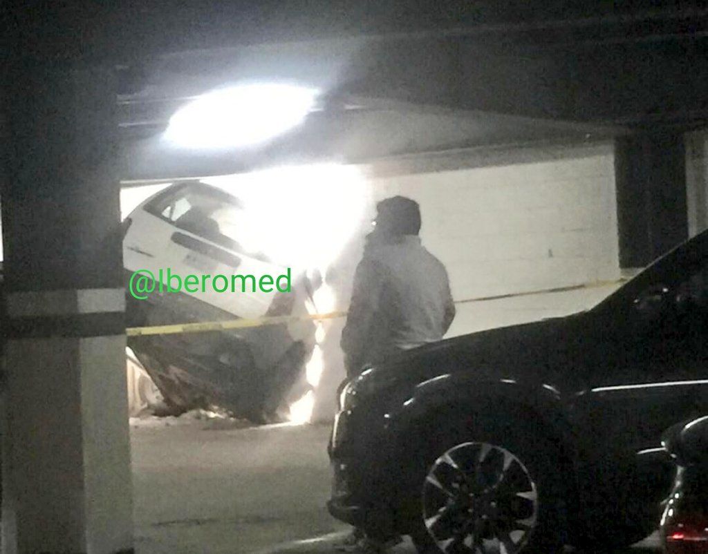 Camioneta colgó de estacionamiento en Bosques de las Lomas - estacionamiento-bosques