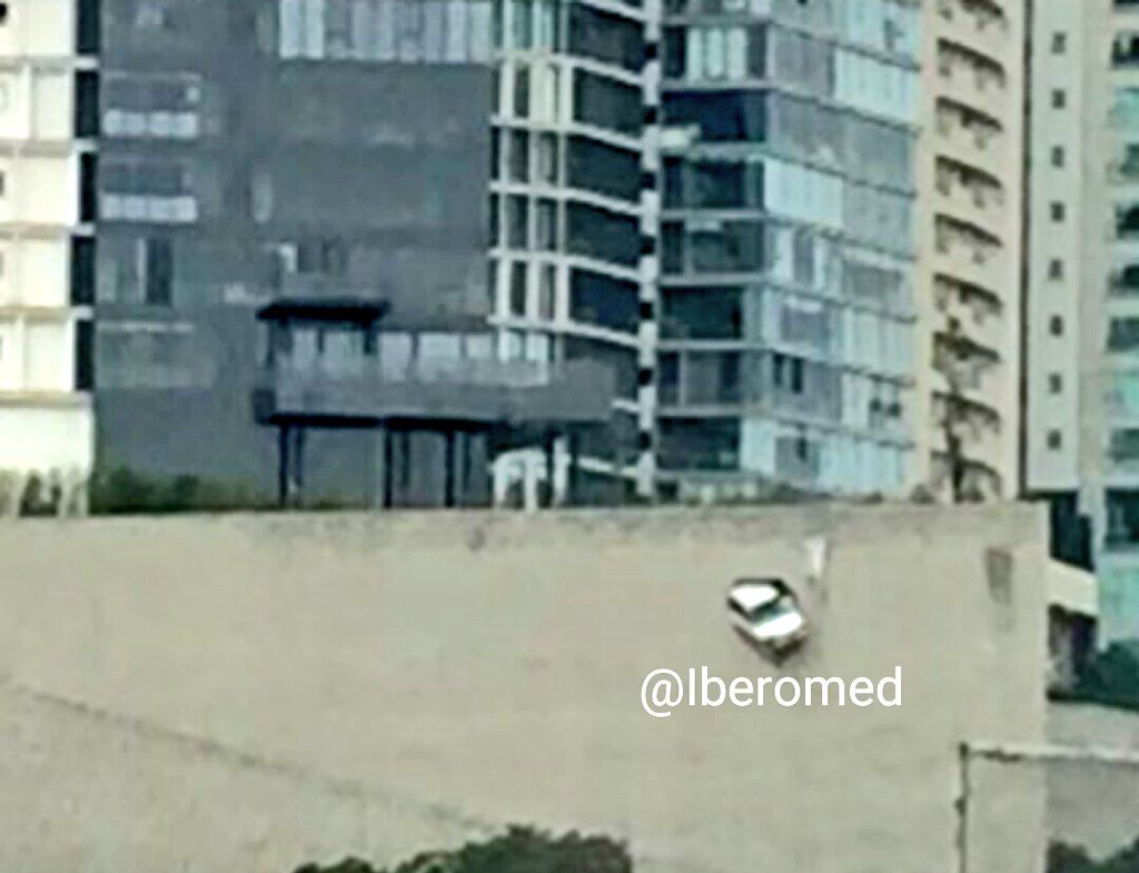 Camioneta colgó de estacionamiento en Bosques de las Lomas - estacionamiento-bosques1