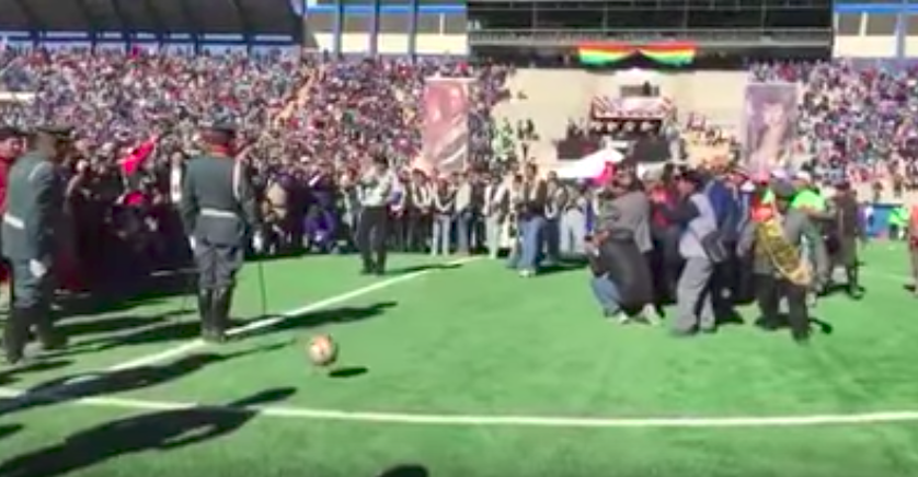 #Video Evo Morales da balonazo a militares - estadio-evo