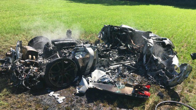 Estrella su Ferrari tras una hora de estreno