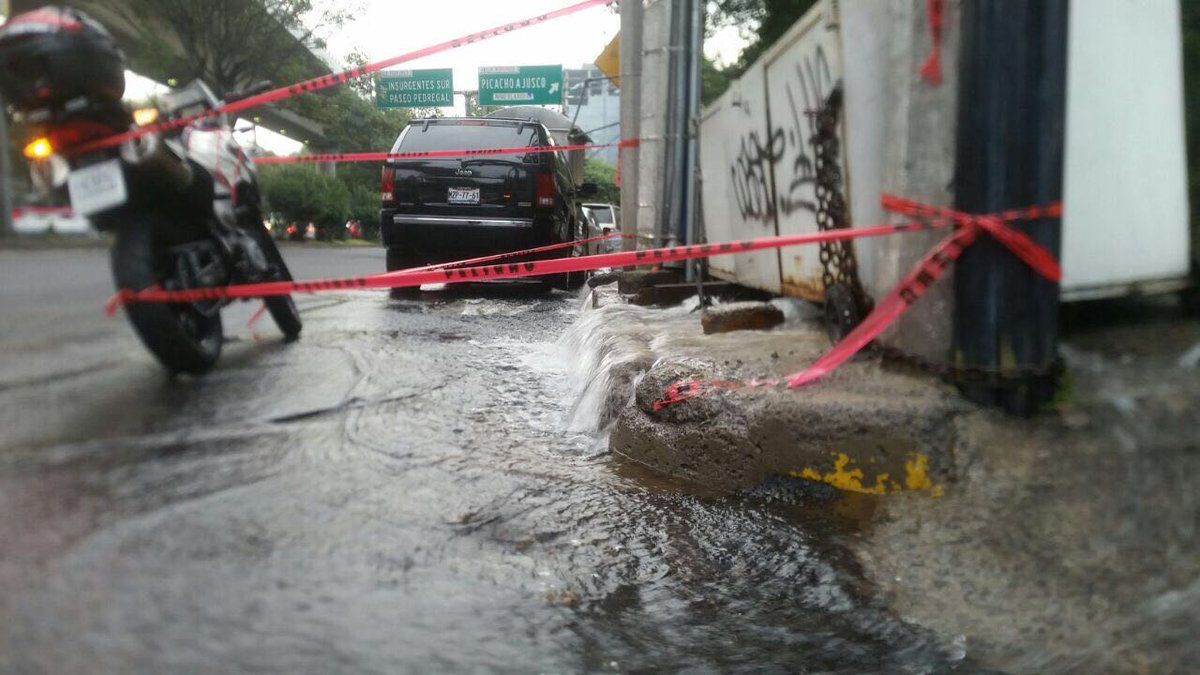 Fuga de agua en Periférico Sur