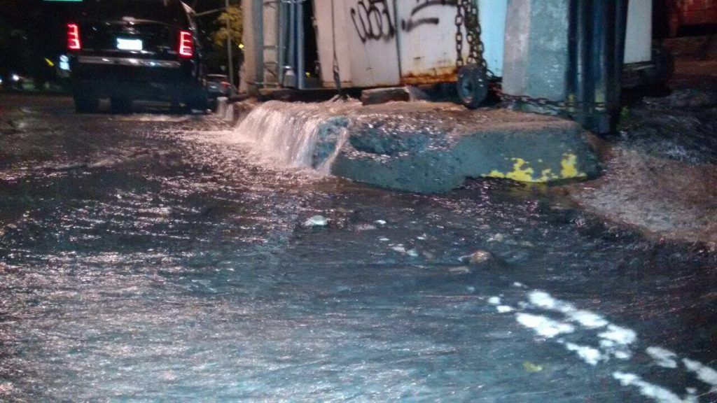 Fuga de agua en Periférico Sur - fuga-ajusco2-1024x576