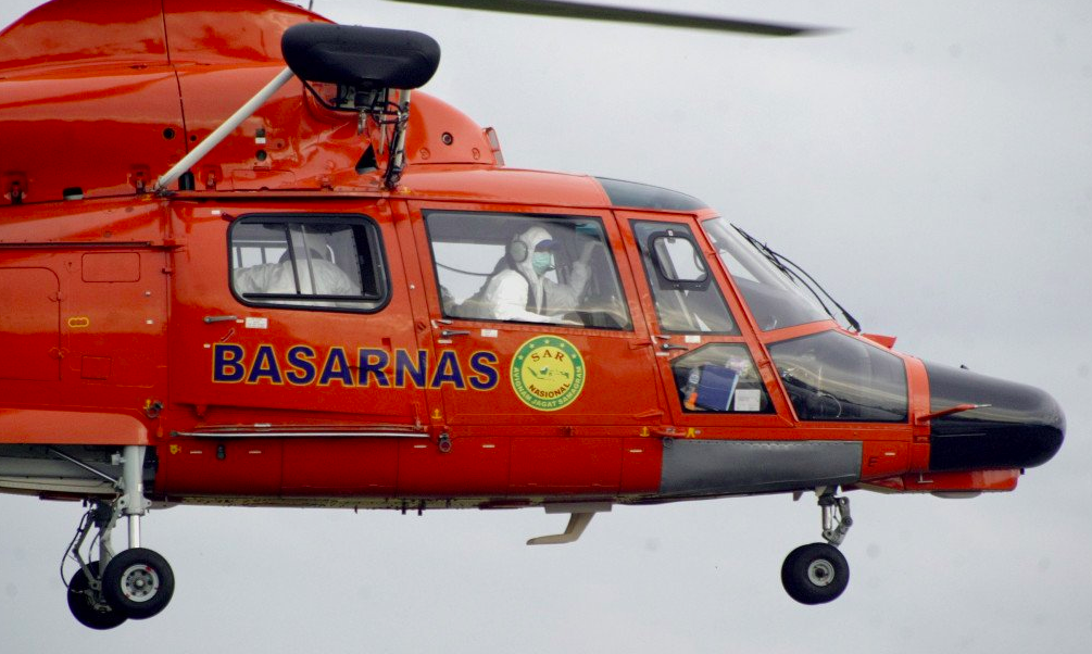 Desaparecen ocho tras caída de helicóptero en Indonesia - helicoptero-indonesia