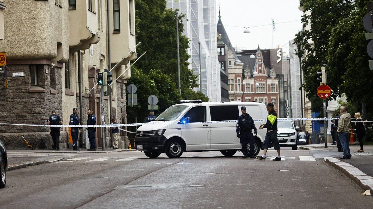 Conductor arrolla a multitud y deja un muerto y varios heridos en Finlandia