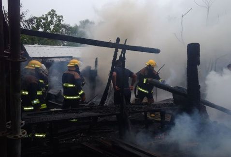 Incendio consume taller de carpintería y casa en Ciudad Madero